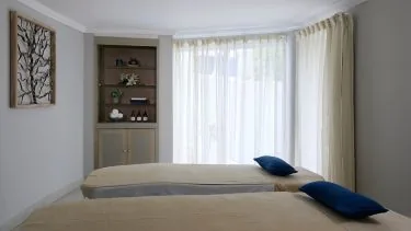 The House by Elegant Hotels 8